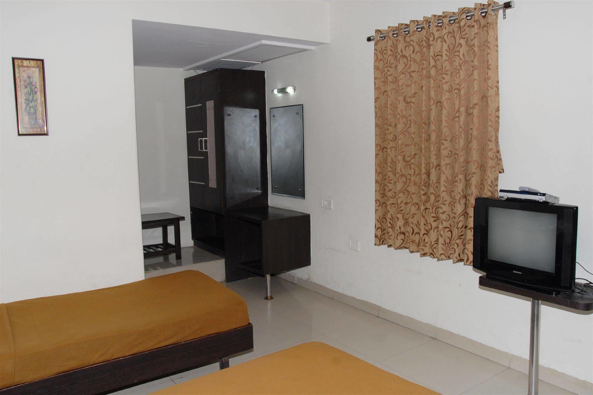 Hotel Enzo International Bangalore Esterno foto