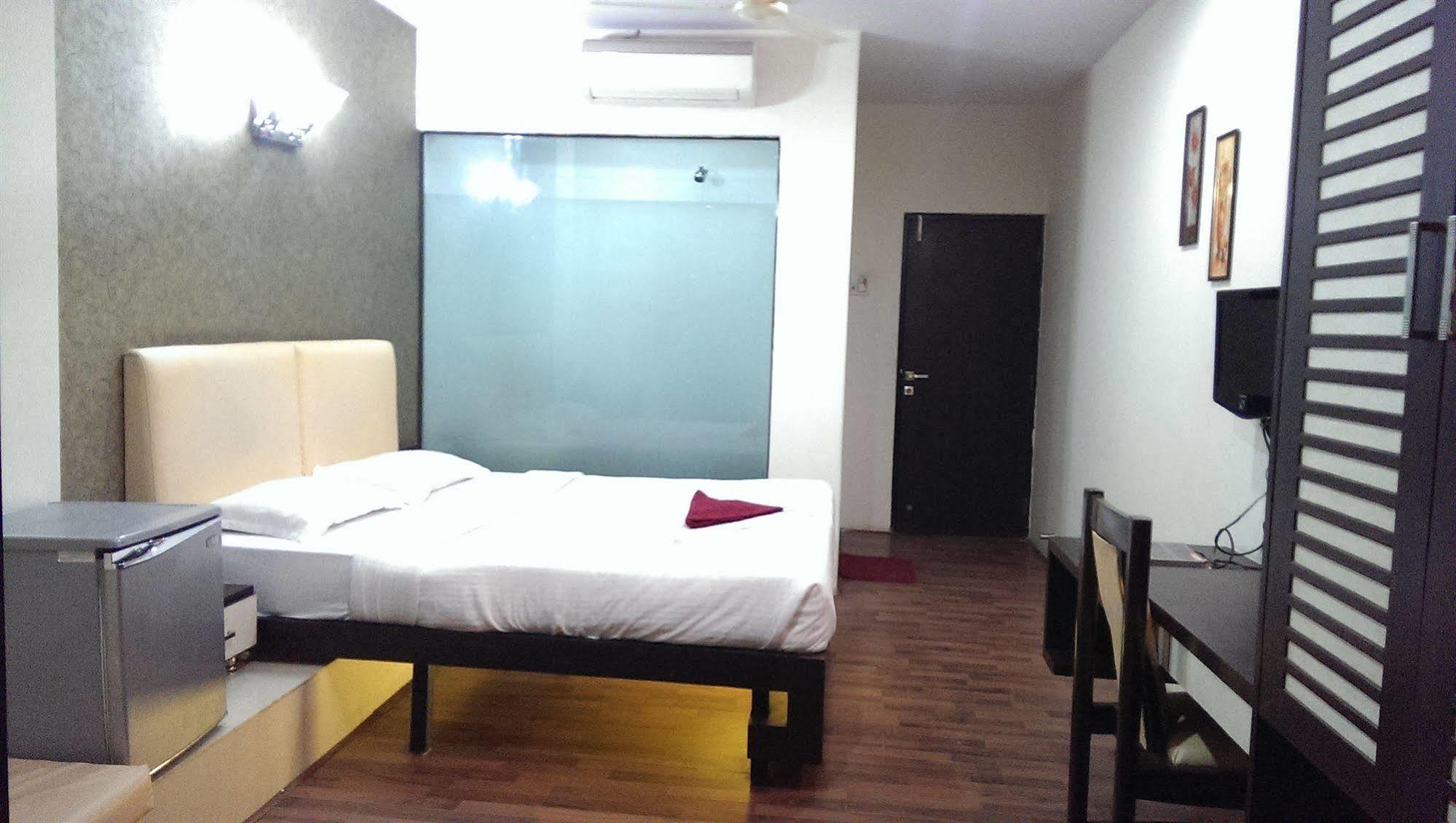 Hotel Enzo International Bangalore Esterno foto